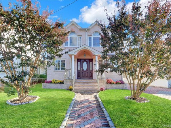 32 3rd Avenue, New Hyde Park NY 11040