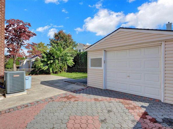 32 3rd Avenue, New Hyde Park NY 11040