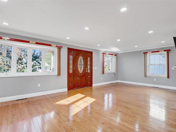 32 3rd Avenue, New Hyde Park NY 11040