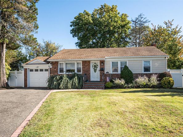 211 Gardner Avenue, Jericho NY 11753