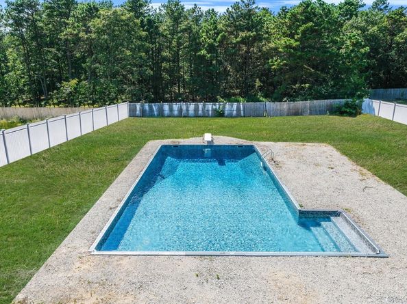 48 Walnut Street, Coram NY 11727