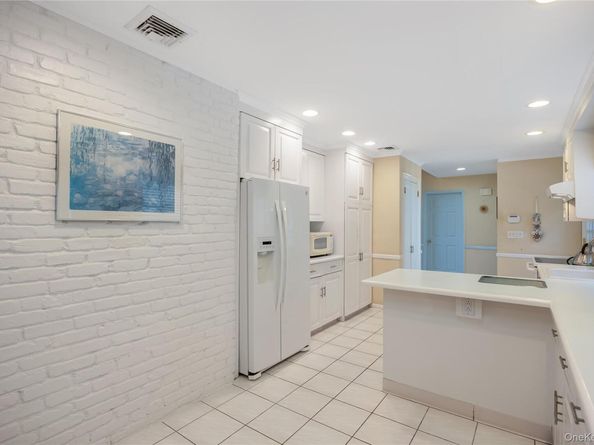 17 Yoakum Street, Farmingdale NY 11735