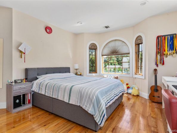 11 Manor Avenue, Roslyn Heights NY 11577