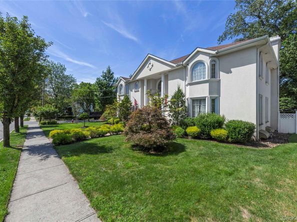 11 Manor Avenue, Roslyn Heights NY 11577