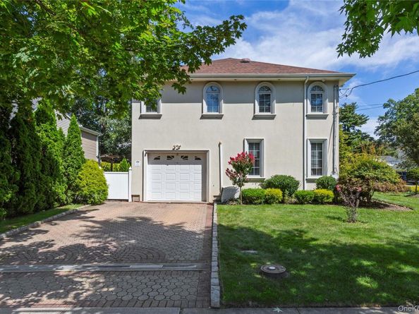 11 Manor Avenue, Roslyn Heights NY 11577