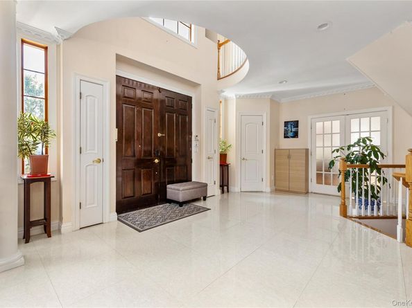 11 Manor Avenue, Roslyn Heights NY 11577