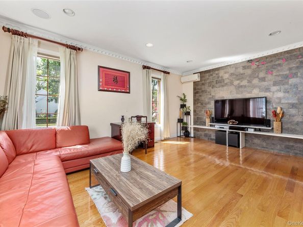 11 Manor Avenue, Roslyn Heights NY 11577