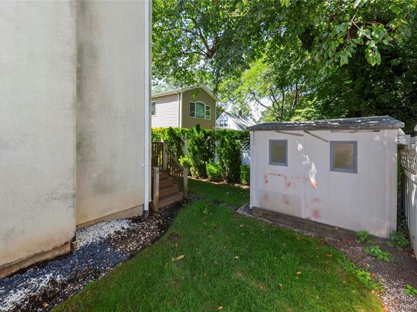 11 Manor Avenue, Roslyn Heights NY 11577