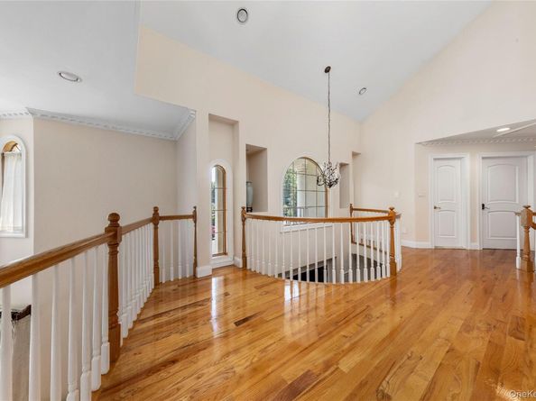 11 Manor Avenue, Roslyn Heights NY 11577