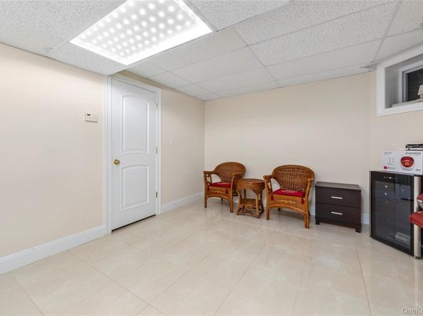 11 Manor Avenue, Roslyn Heights NY 11577