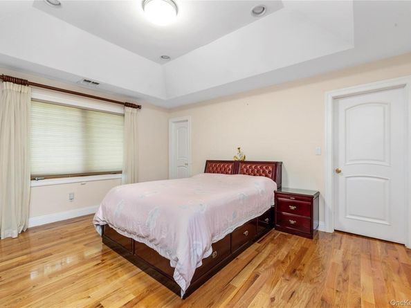 11 Manor Avenue, Roslyn Heights NY 11577
