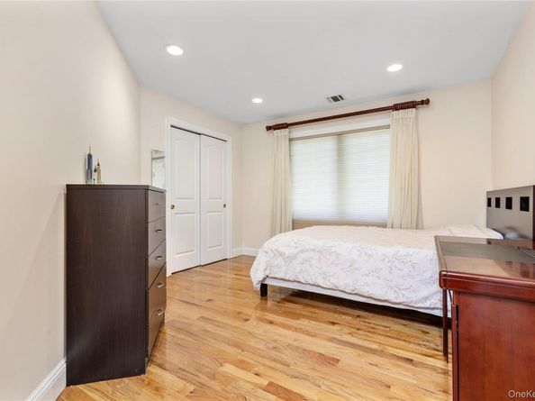11 Manor Avenue, Roslyn Heights NY 11577