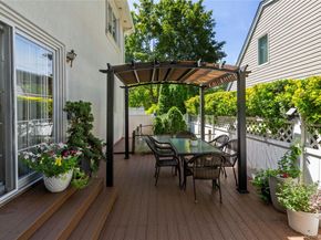 11 Manor Avenue, Roslyn Heights NY 11577