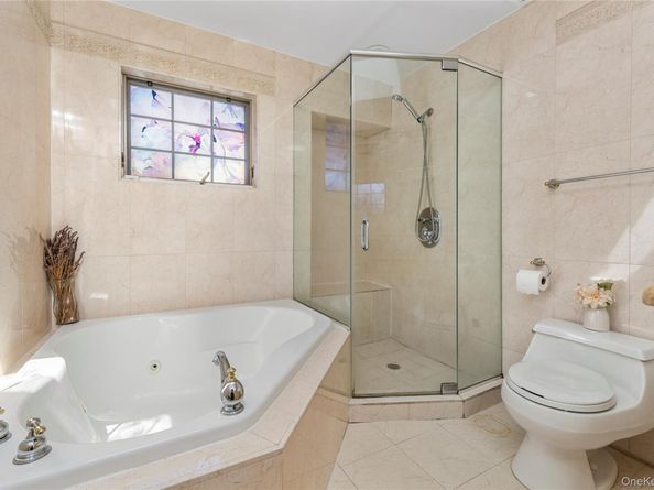 11 Manor Avenue, Roslyn Heights NY 11577