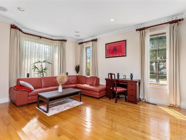 11 Manor Avenue, Roslyn Heights NY 11577