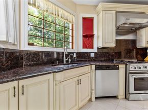 11 Manor Avenue, Roslyn Heights NY 11577