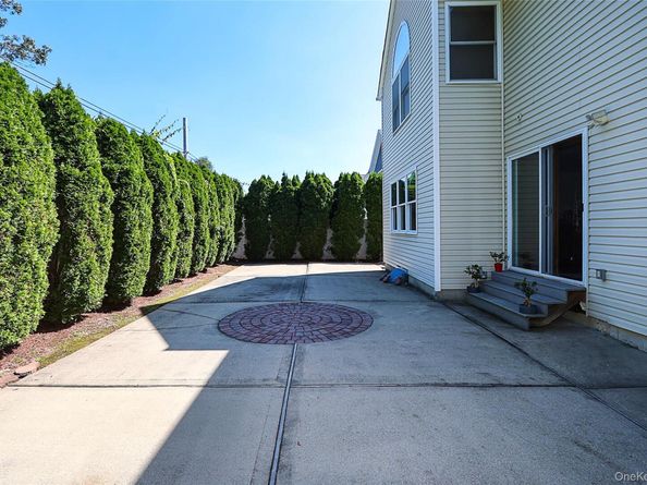 27 Dale Drive, Farmingdale NY 11735