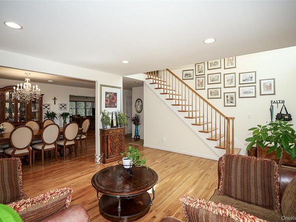 27 Dale Drive, Farmingdale NY 11735