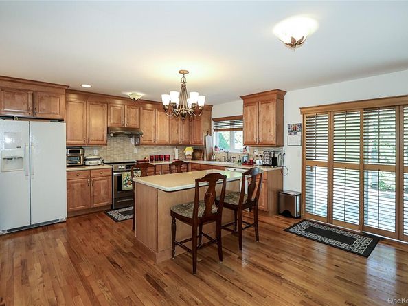 27 Dale Drive, Farmingdale NY 11735