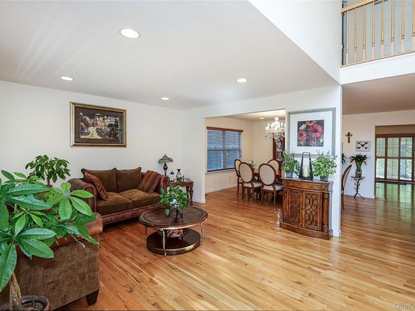 27 Dale Drive, Farmingdale NY 11735