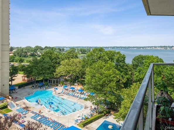 17-85 215th Street 5B, Bayside NY 11360