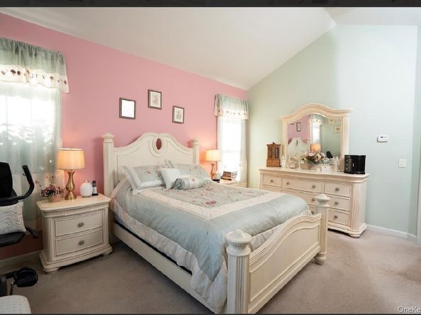 131 Emilys Way, East Setauket NY 11733