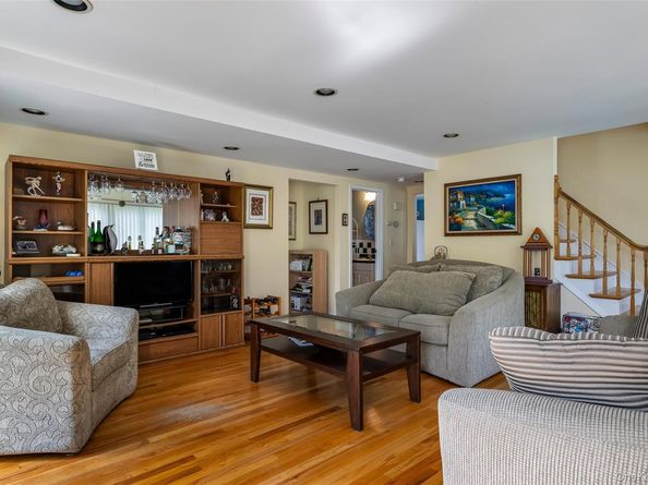 27 Beverly Road, Farmingdale NY 11735