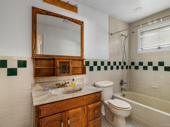 27 Beverly Road, Farmingdale NY 11735