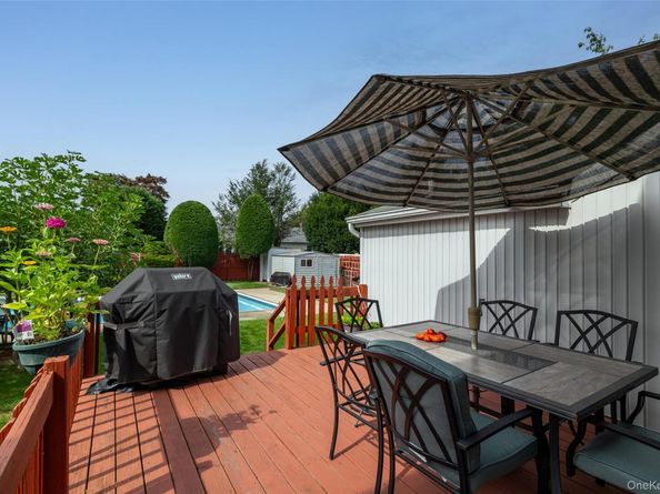 27 Beverly Road, Farmingdale NY 11735