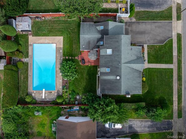 27 Beverly Road, Farmingdale NY 11735