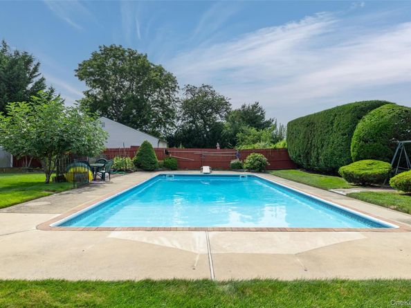 27 Beverly Road, Farmingdale NY 11735