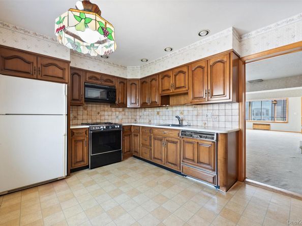 7214 72 Place, Flushing NY 11385