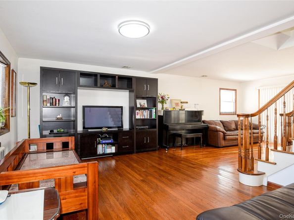 25 Westbury Avenue, Plainview NY 11803