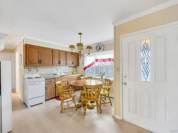 10 Grape Lane, Hicksville NY 11801