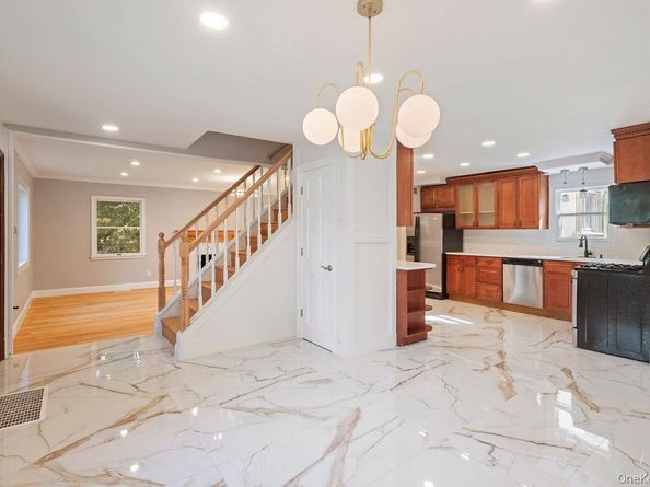 12 Colony Lane, Roslyn Heights NY 11577