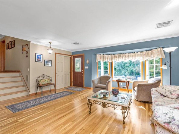 84 Lake Road, Greenlawn NY 11740