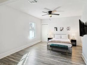 702 N Edgefield Avenue , Dallas Texas 75208