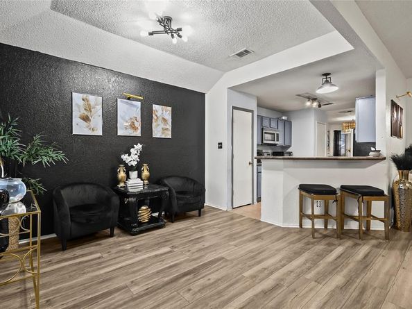 2831  Saint Johns Avenue , Lancaster Texas 75146