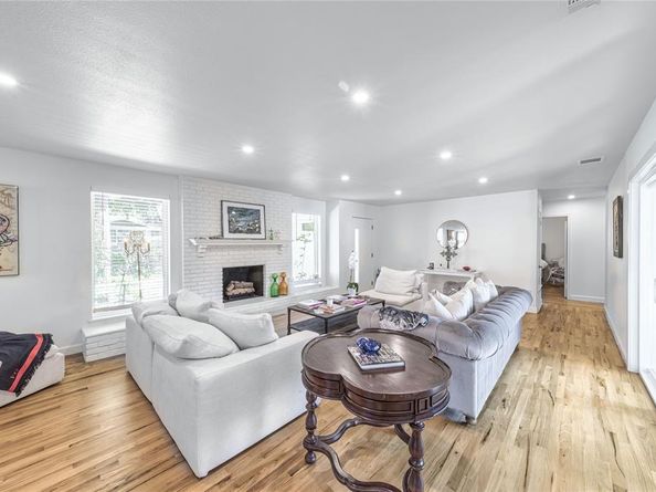 5837  Clendenin Avenue , Dallas Texas 75228