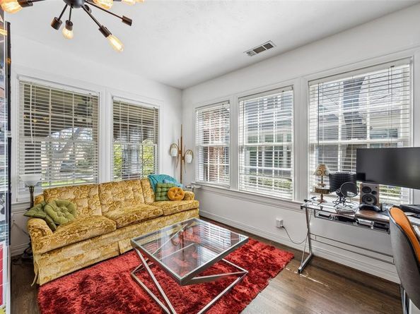 1011 N Clinton Avenue , Dallas Texas 75208