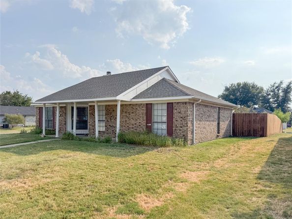 1602  Autumn Breeze Lane , Lewisville Texas 75077