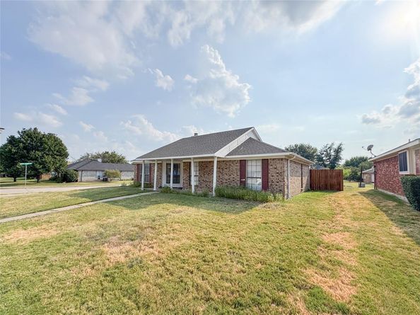1602  Autumn Breeze Lane , Lewisville Texas 75077