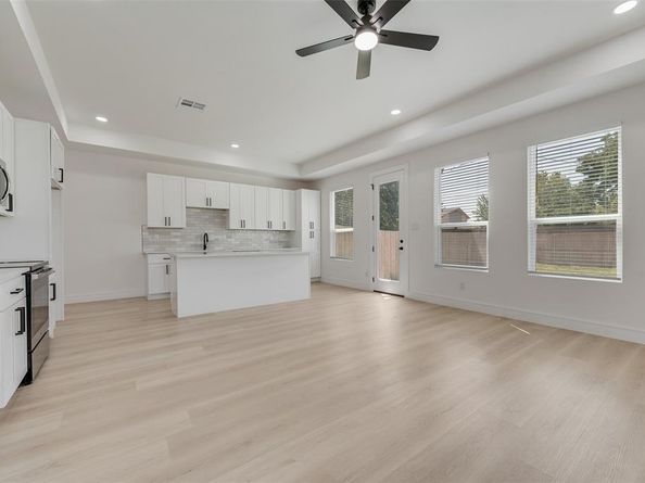 616 W ave f  , Garland Texas 75040