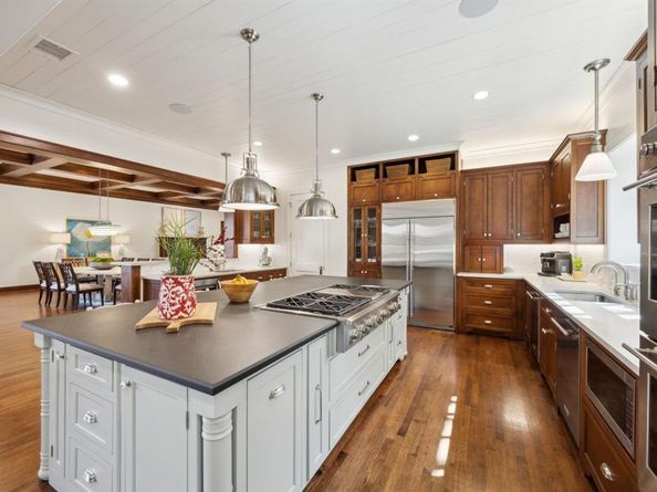 6843  Lakewood Boulevard , Dallas Texas 75214