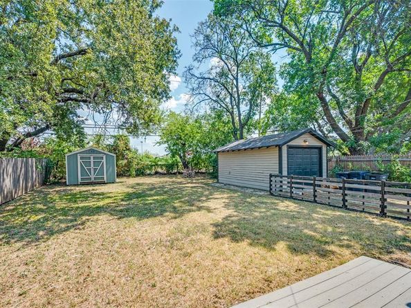 2833  South Hills Avenue , Fort Worth Texas 76109