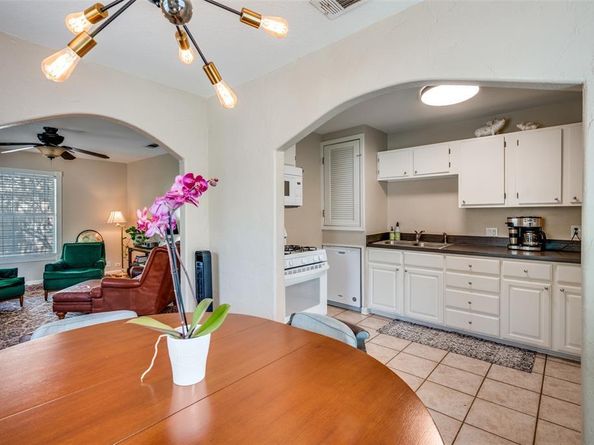2833  South Hills Avenue , Fort Worth Texas 76109