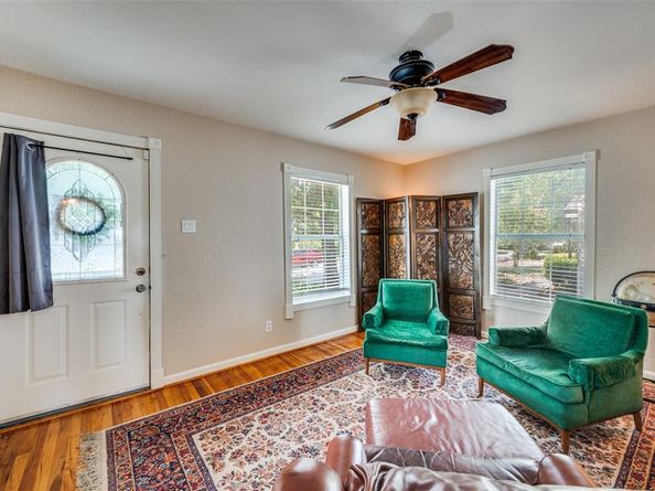 2833  South Hills Avenue , Fort Worth Texas 76109