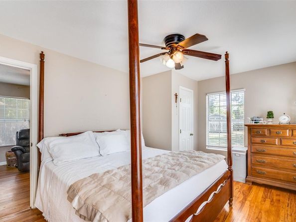 2833  South Hills Avenue , Fort Worth Texas 76109