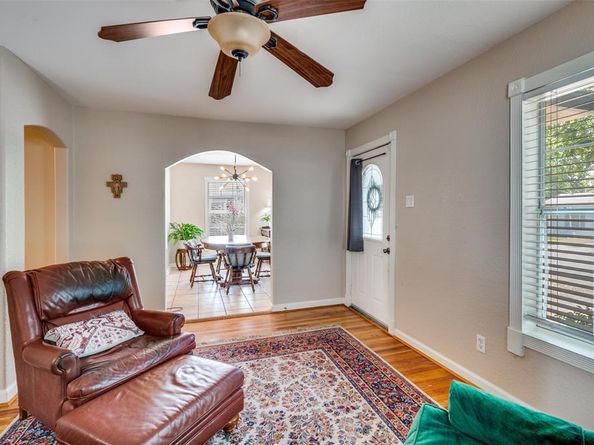 2833  South Hills Avenue , Fort Worth Texas 76109