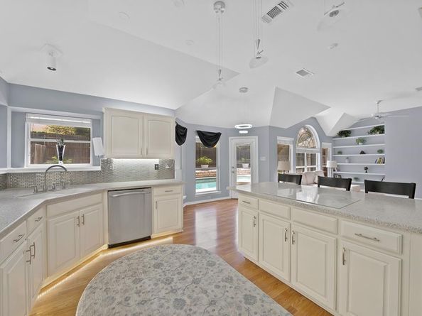 409  Bryce Lane , Arlington Texas 76013